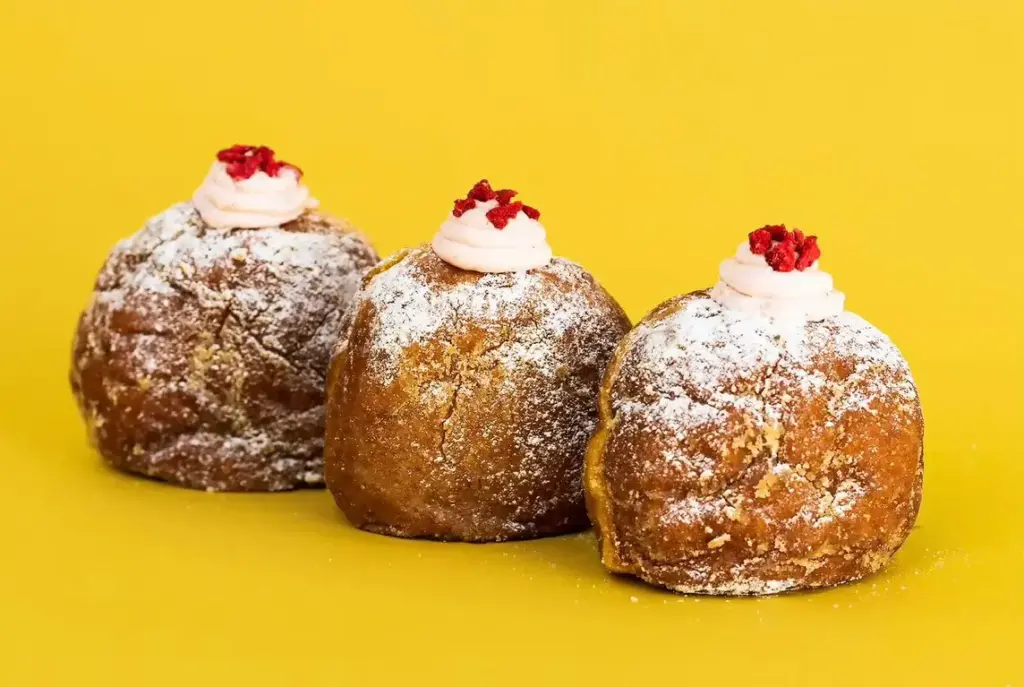 グランドオープンのCream D Kawanishi（ストロベリードーナツ）