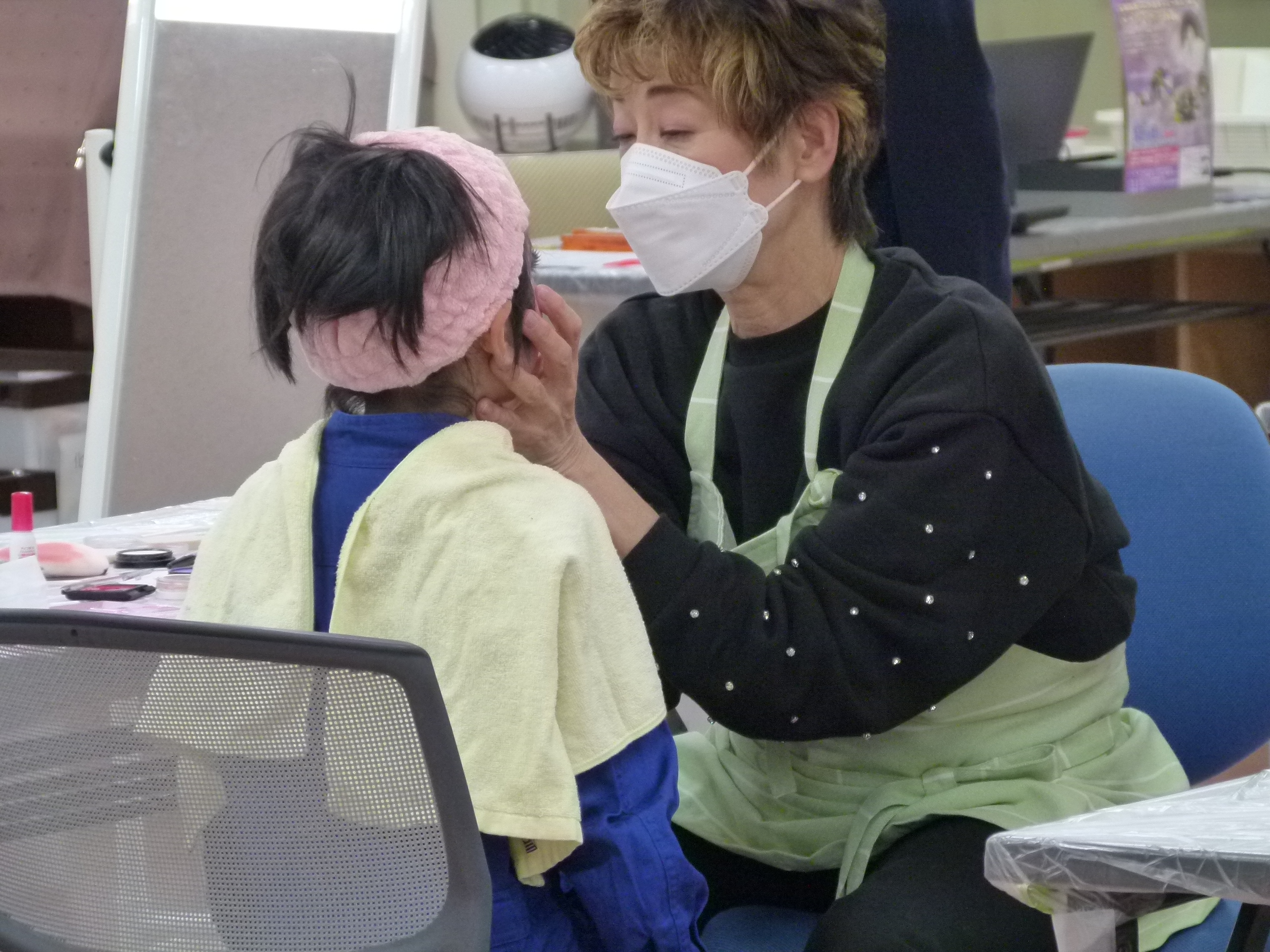 宝塚OGによる歌劇の舞台メイク体験！男役？それとも娘役？どちらにしようか悩んでしまいそう。小学1年生から中学３年生対象。