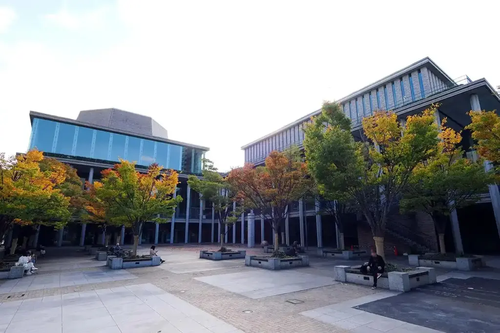 写真で見る関西のいま、むかし 第2回 西宮北口駅 兵庫県立芸術文化センター