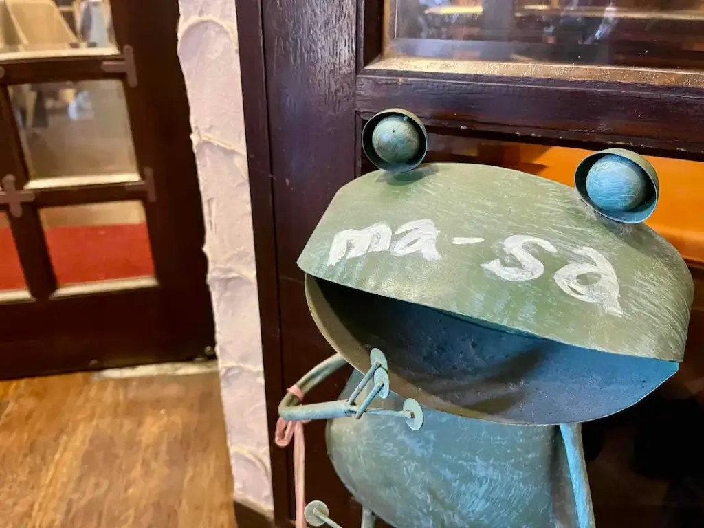 川西『カフェマーサ』入口玄関前かえるちゃんがお出迎え