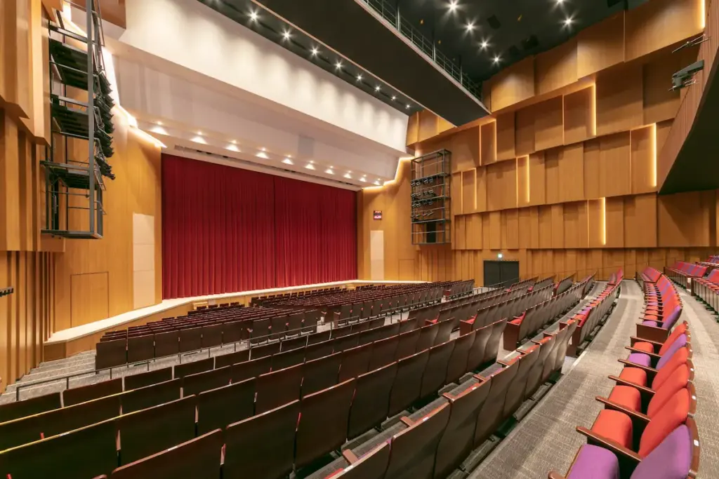 川西市キセラホール（客席からみるステージ）