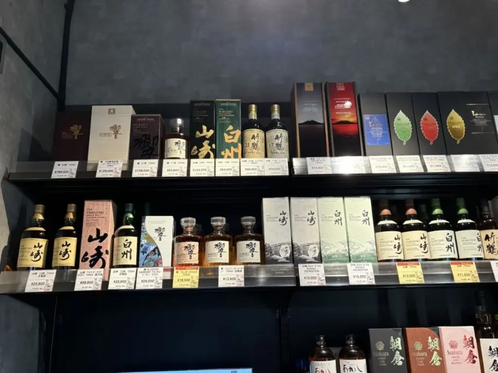 リカーベースONE西中島店のウィスキーの棚