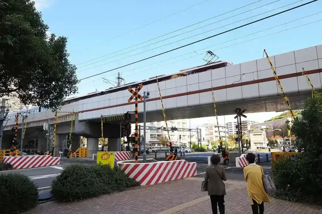 写真で見る関西のいま、むかし 第2回 西宮北口駅 球場前踏切 今津線