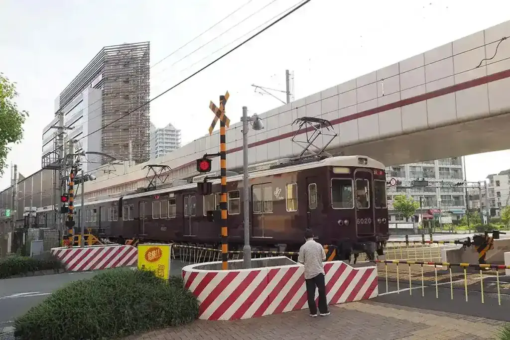 写真で見る関西のいま、むかし 第2回 西宮北口駅 球場前踏切 今津線