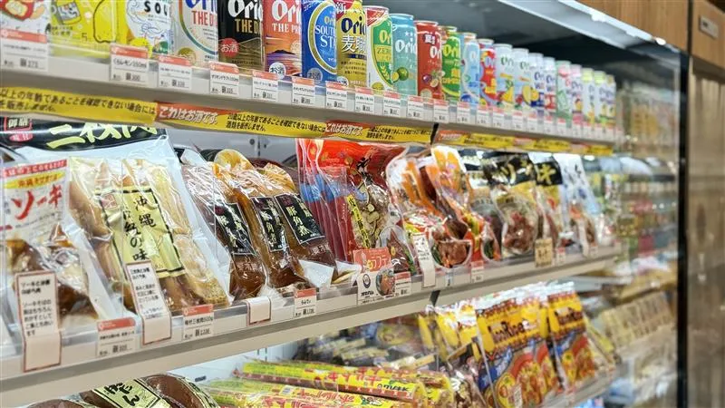 沖縄アンテナショップ陳列棚の様子