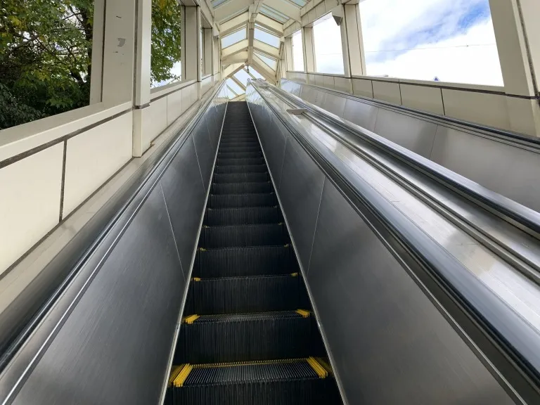 阪急六甲歩道橋 エスカレーター