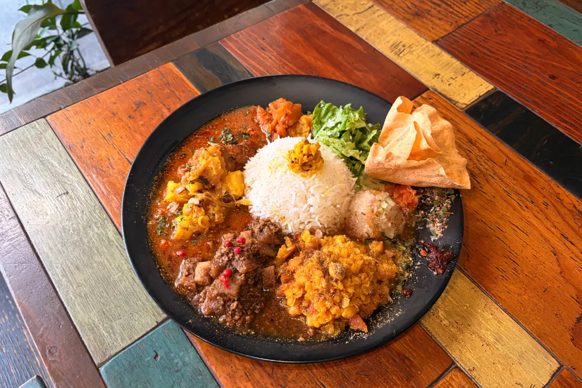 スパイスが恋しくなったら尼崎市南武庫之荘「ROGSPA（ロクパ）」で3種盛りカレーを