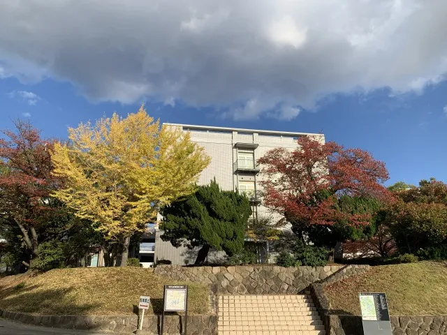 スターバックス 神戸大学店 学舎と紅葉