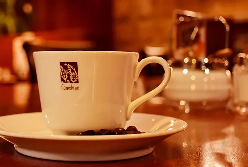 大阪駅前ビルの名喫茶「喫茶サンシャイン」。レトロな雰囲気の都会のオアシスで格上のひとときを。