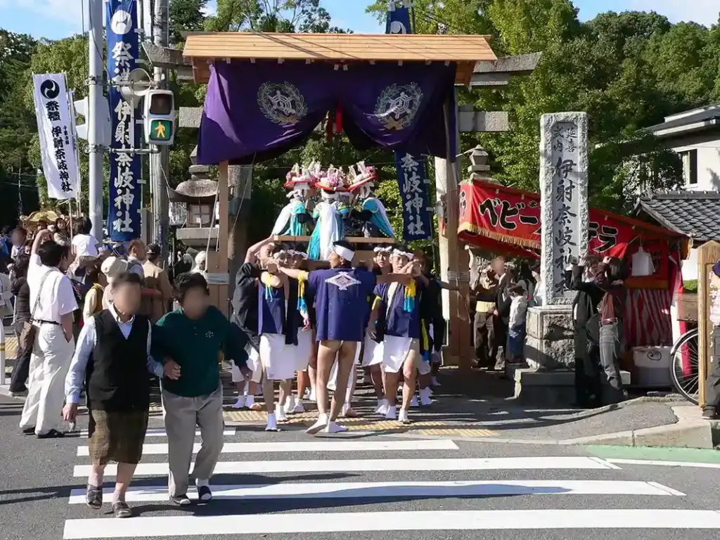 伊射奈岐神社　鳥居前の巡行
