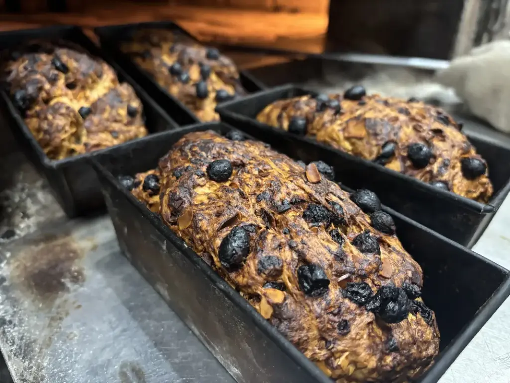 「フロイン堂」の焼きたてのシュトーレン