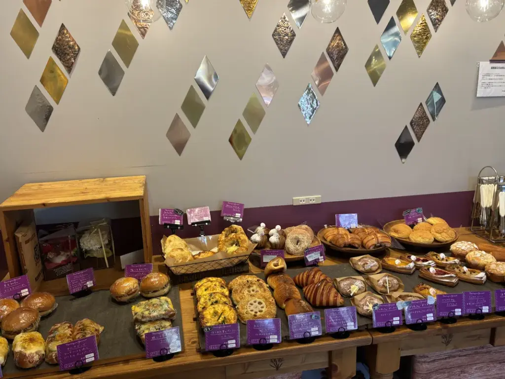 「ブーランジュリー・グルマン」のパンの陳列棚