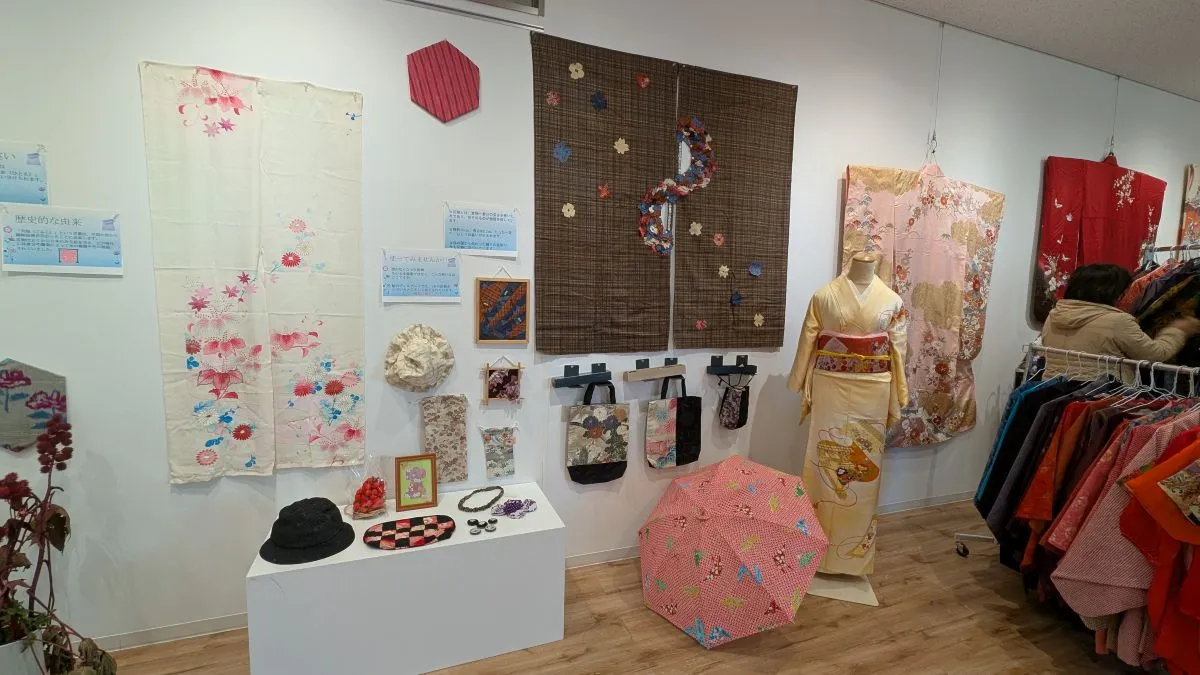 池田中央公民館で12/1～12/21まで「冬のときに、まとう和・洋装展」開催中。展示品の一部は購入可能！