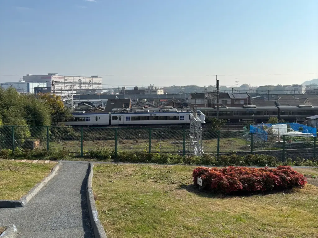 瓦窯跡公園から見える電車