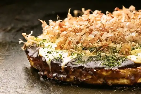 昭和から続く伝統の味を「お好み焼 ゆかり 曽根崎本店」で。大阪のほんまもんを老舗で堪能