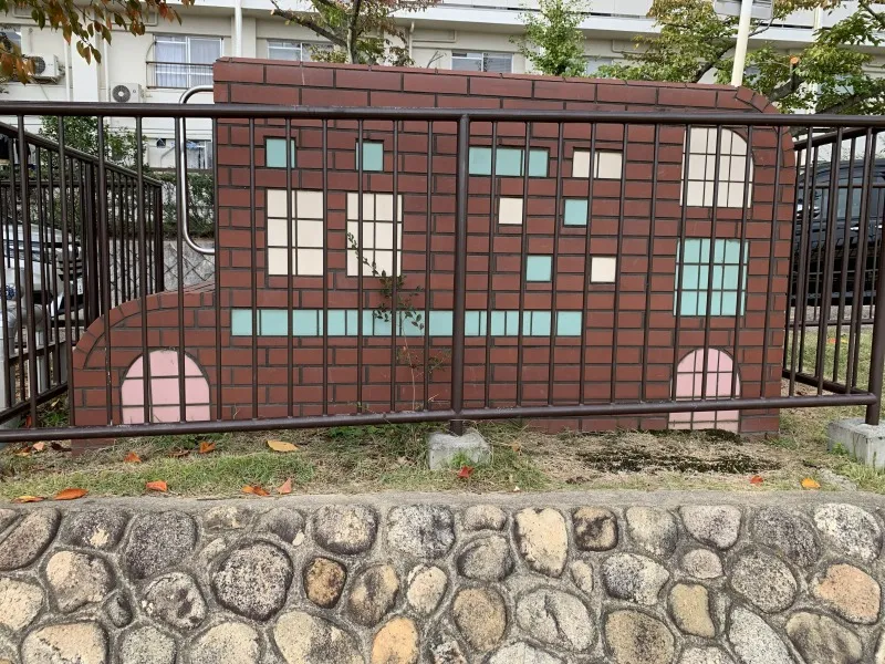 鶴甲公園　レンガの車1